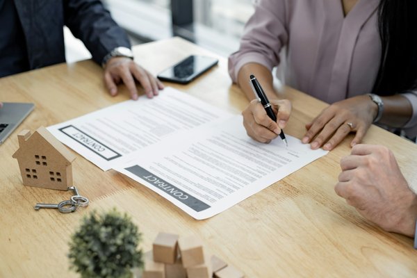 Comment fonctionne l'achat-revente : guide et conseils essentiels